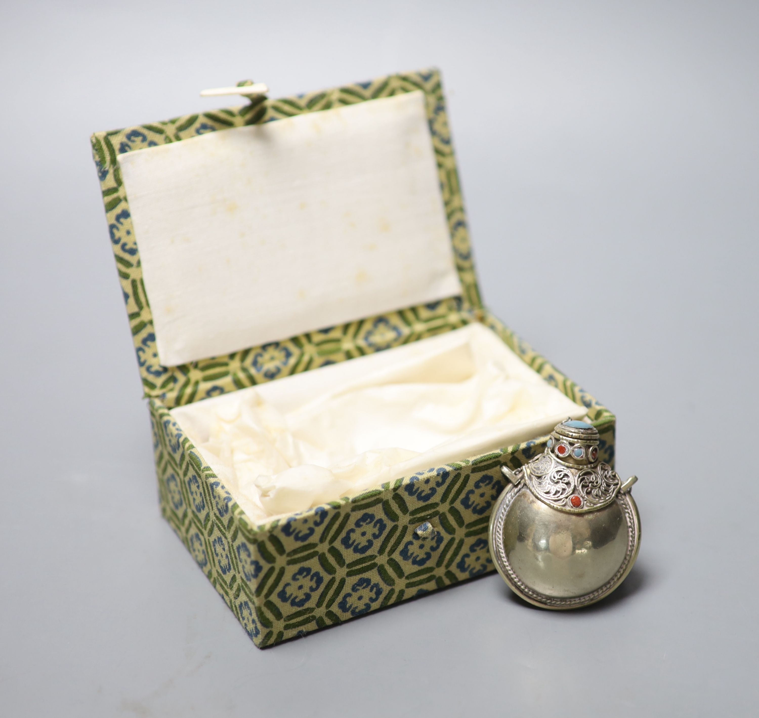 A Tibetan style mounted snuff bottle, length 5cm